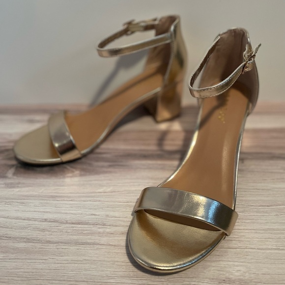 NEVER WORN Bamboo Headline Metallic Gold 2.5" Block Heel- Size 6.5 - Picture 3 of 6